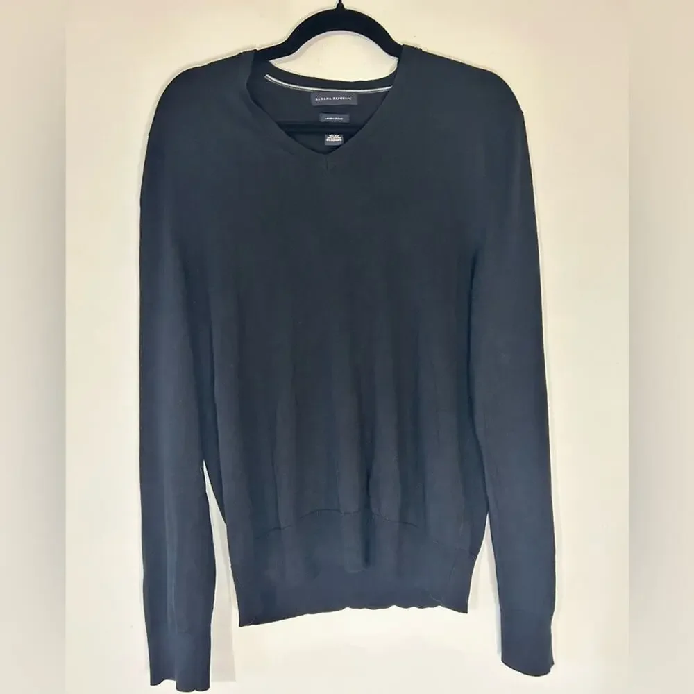 Banana Republic Luxury blend silk Men's black lightweight V-Neck Sweater. M